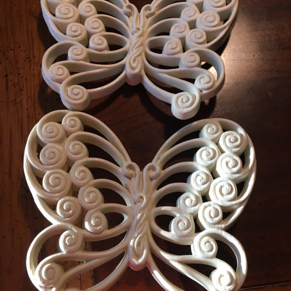 Home Interiors “Wicker-styled” white plastic wall art set includes 2 Butterflies - Picture 9 of 11